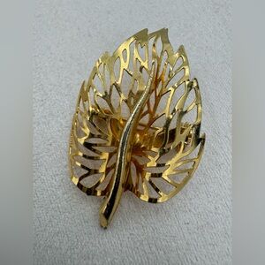 Vintage Gold Tone Filigree Leaf Brooch Pin Openwork Nature Jewelry